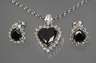 Anhänger und Ohrringe mit schwarzen Diamanten