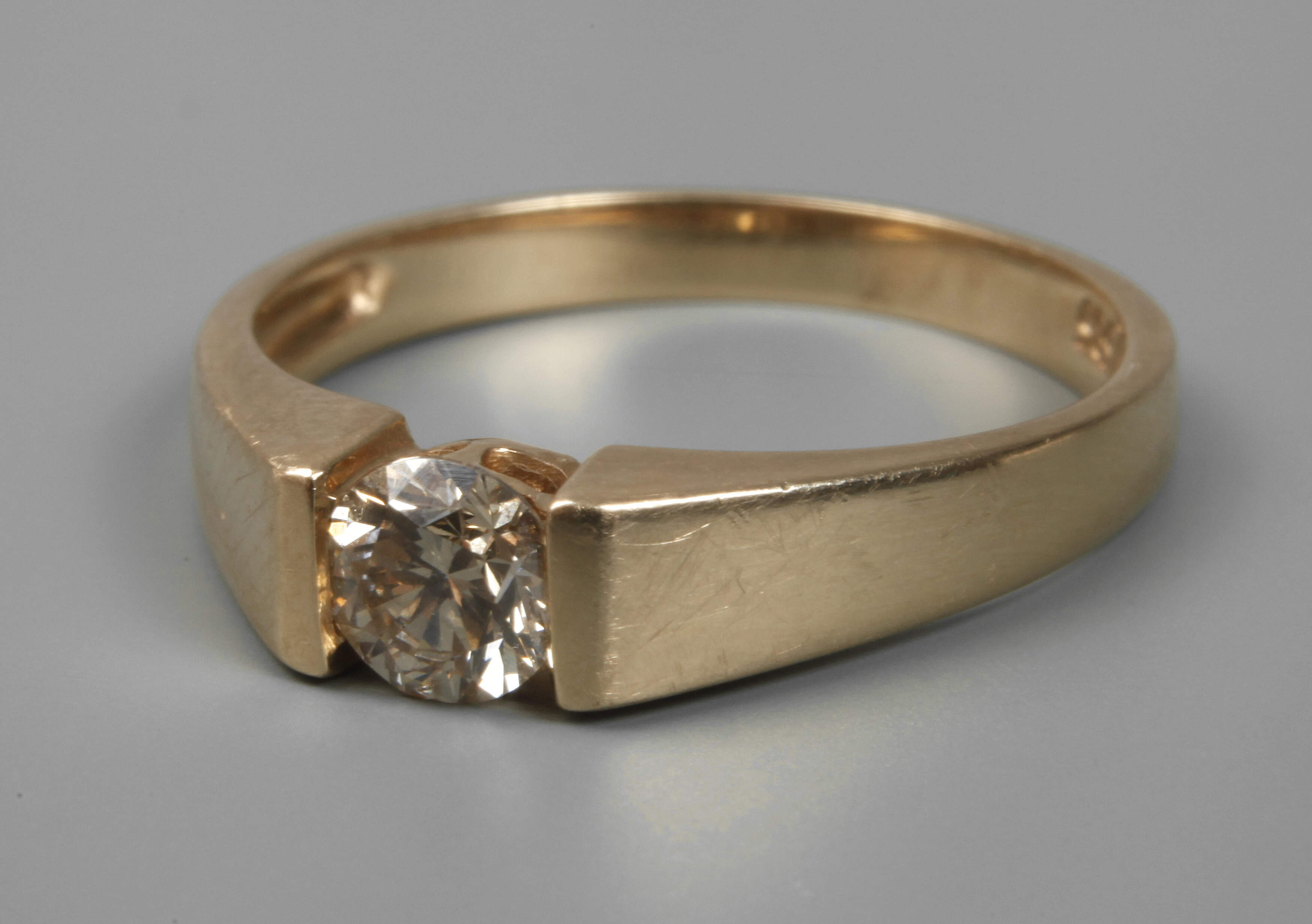 Damenring mit Brillant