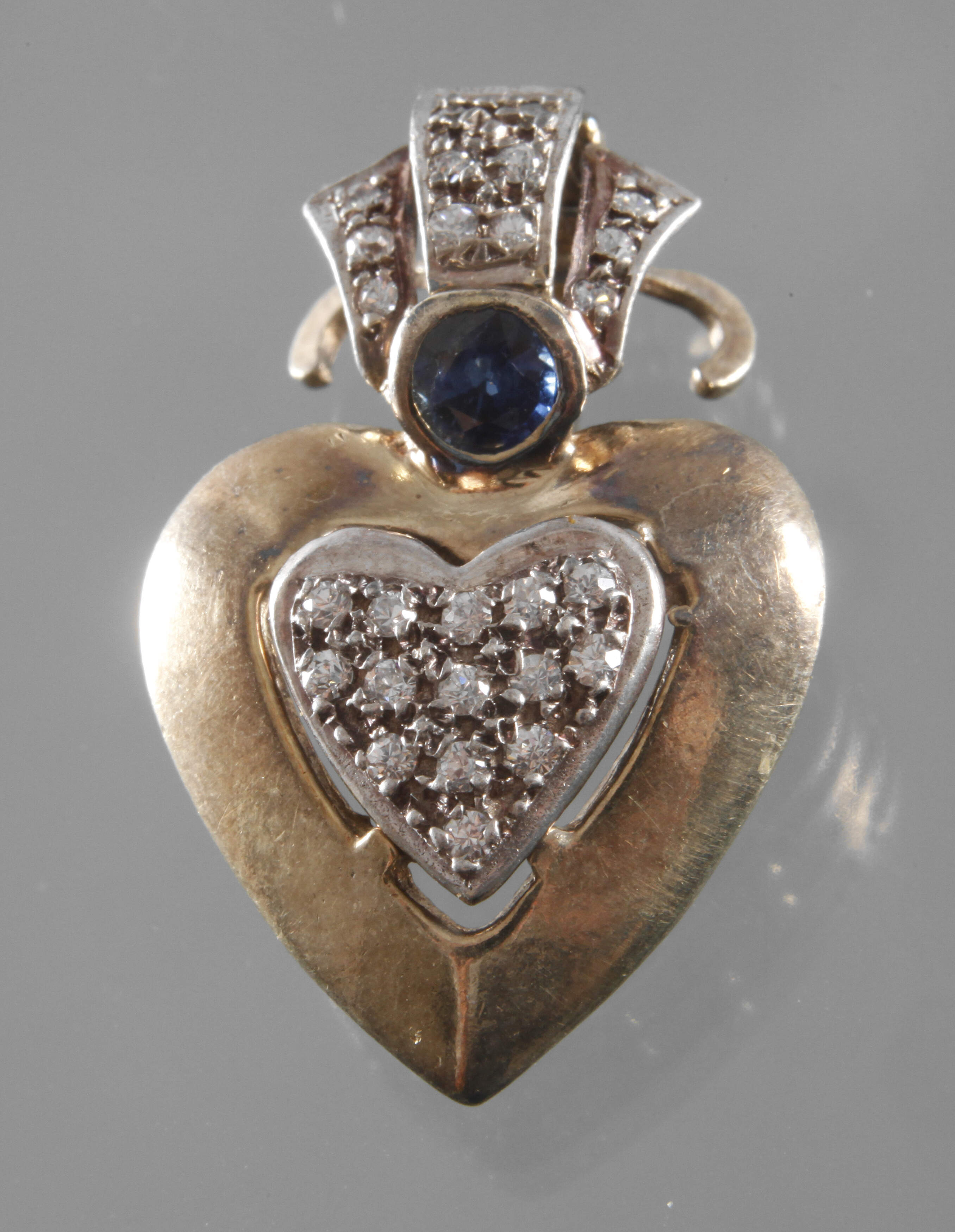 Anhänger mit Saphir und Steinbesatz