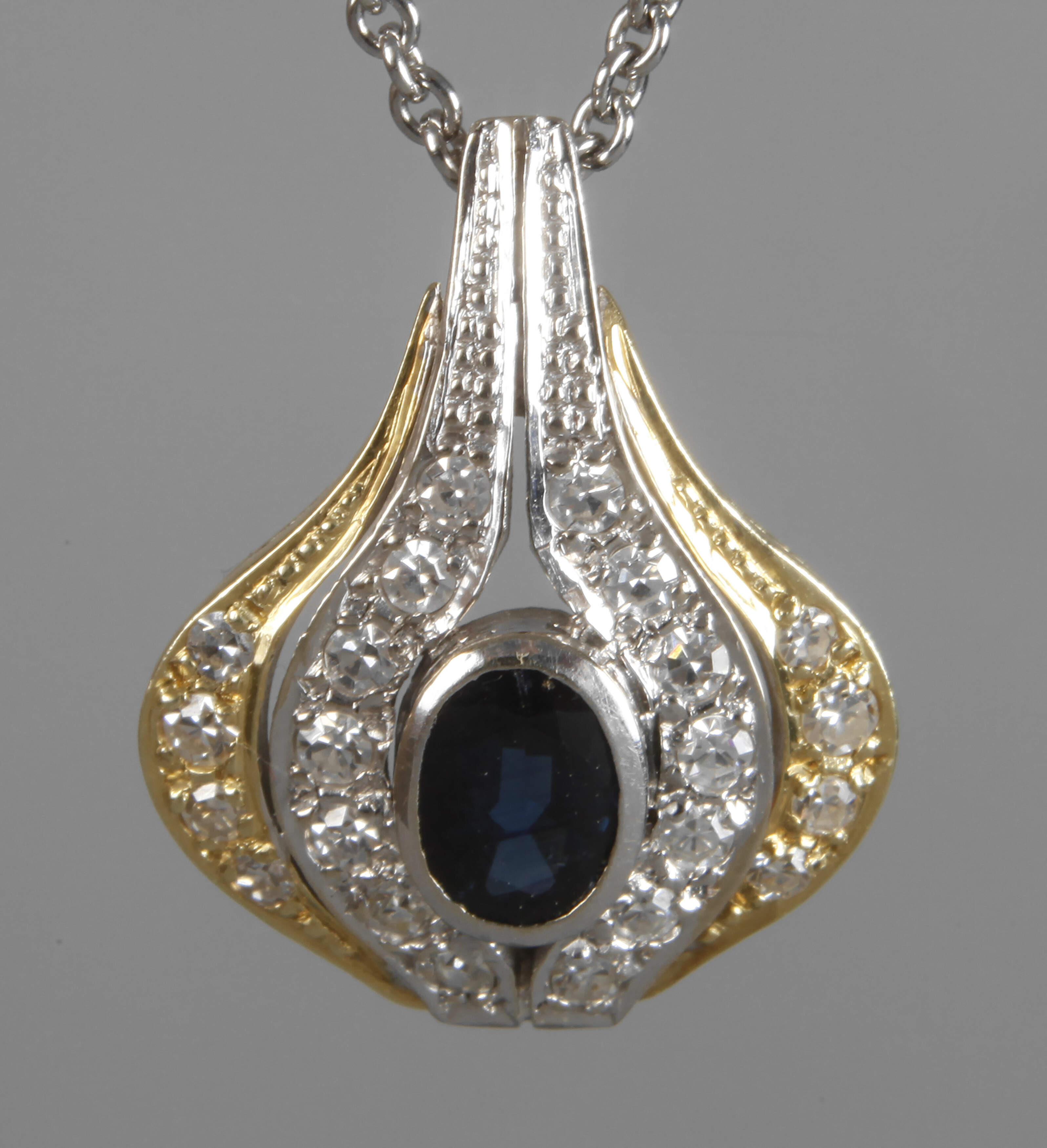 Anhänger mit Saphir und Diamanten