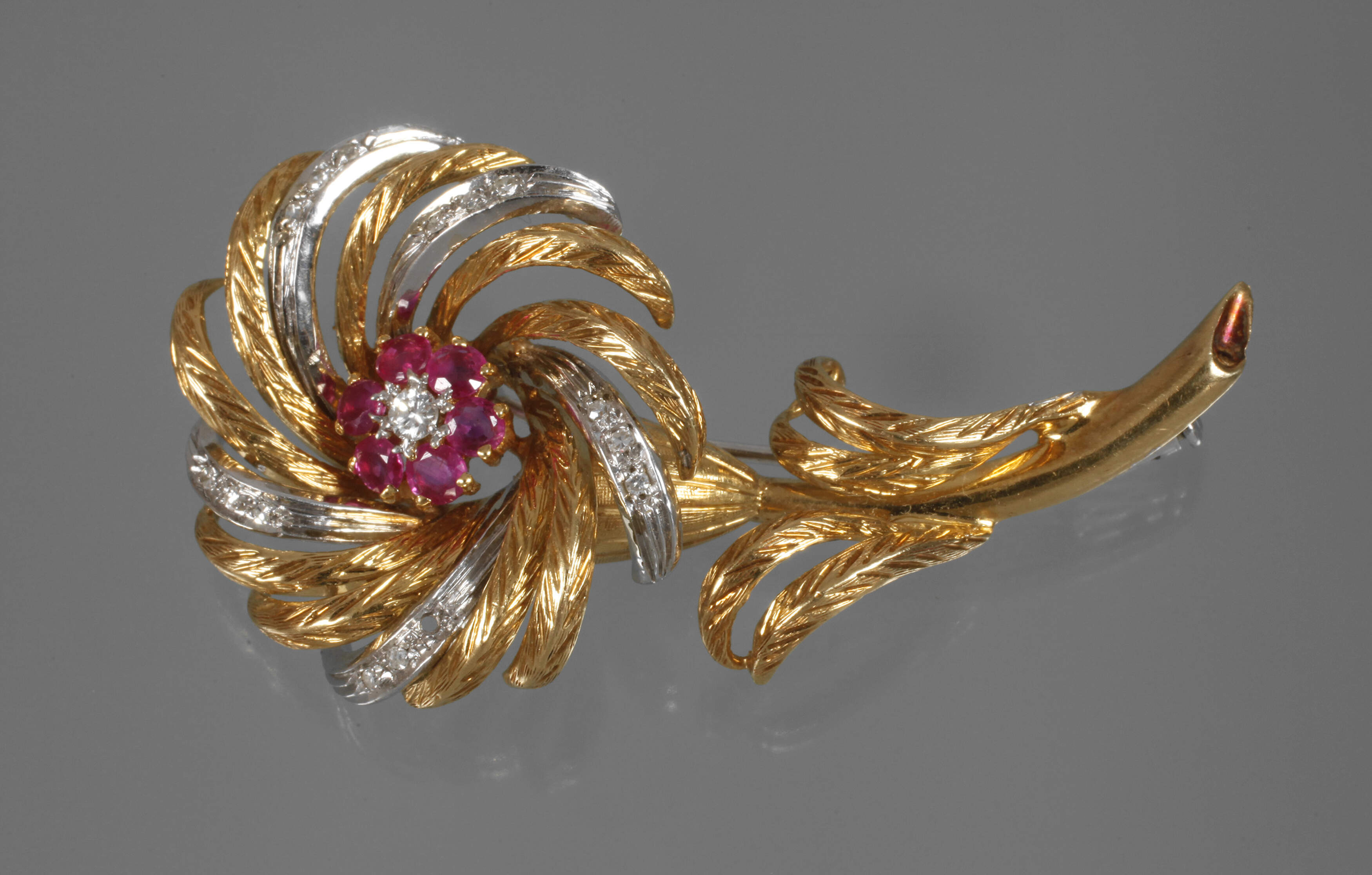 Blütenbrosche mit Rubinen und Brillant