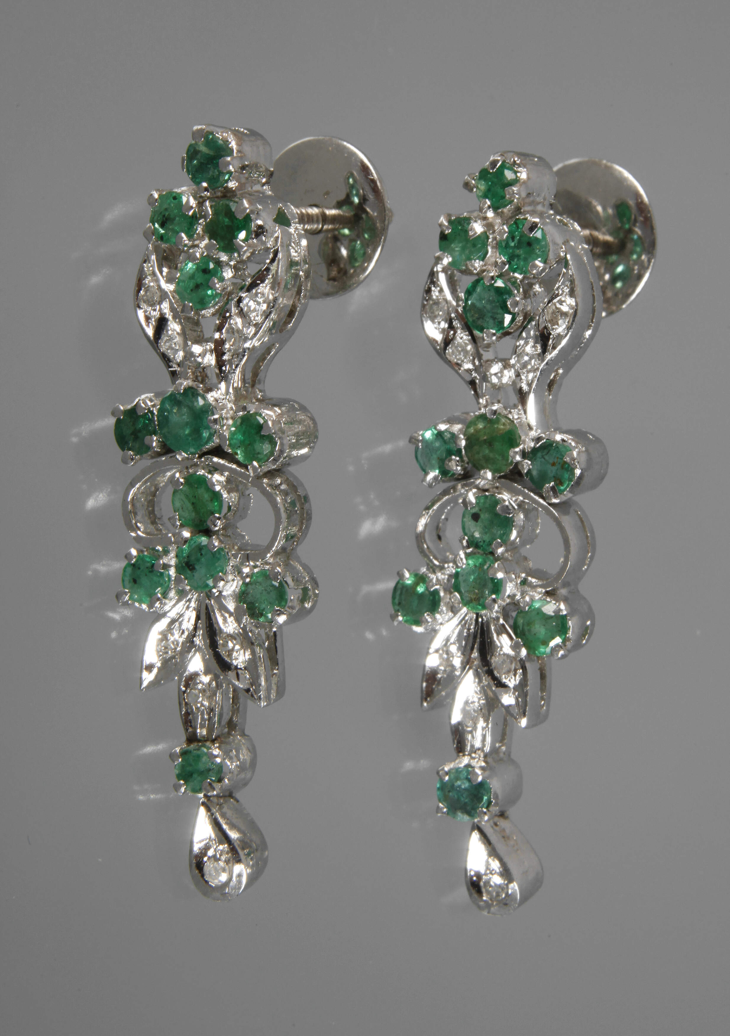 Paar Ohrhänger mit Diamanten und Smaragden
