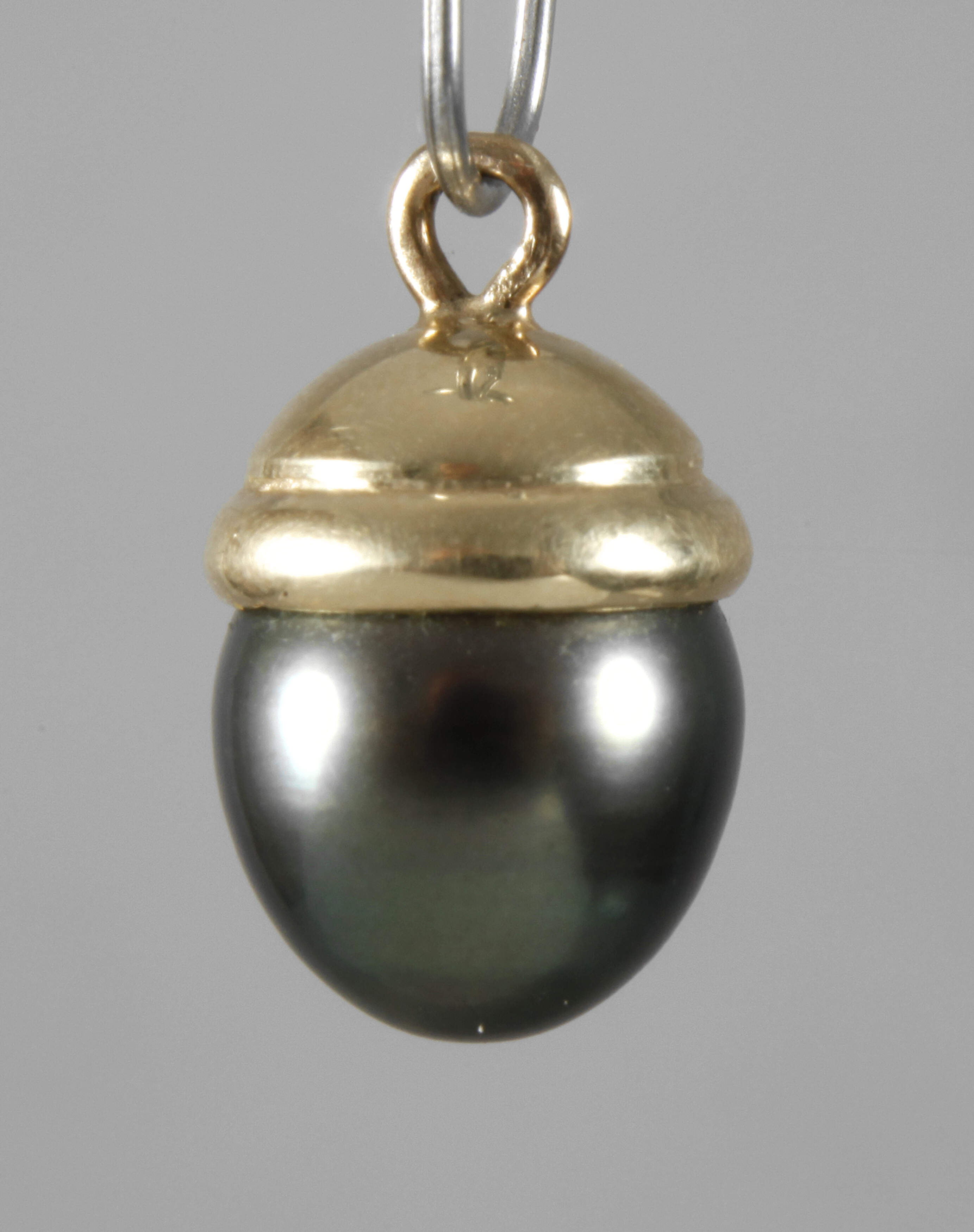 Anhänger mit grauer Perle