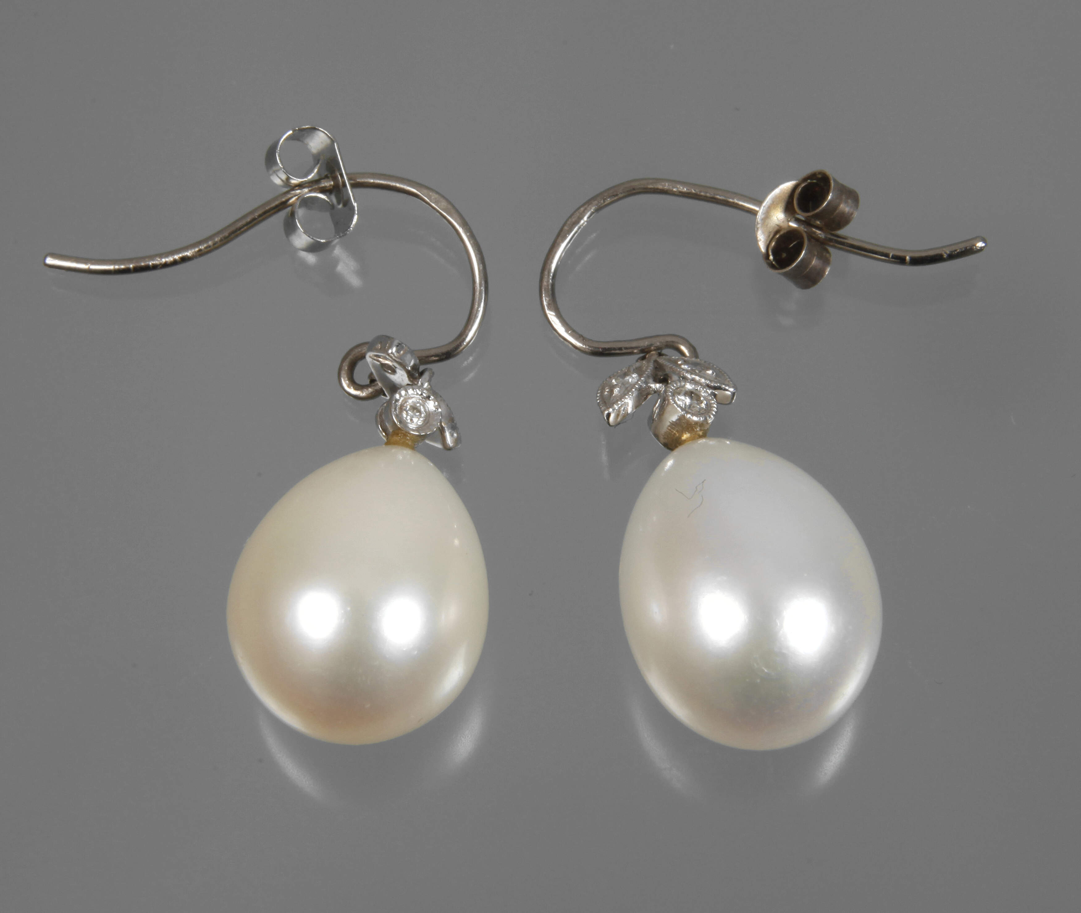 Paar Ohrhänger mit Perle und Brillanten
