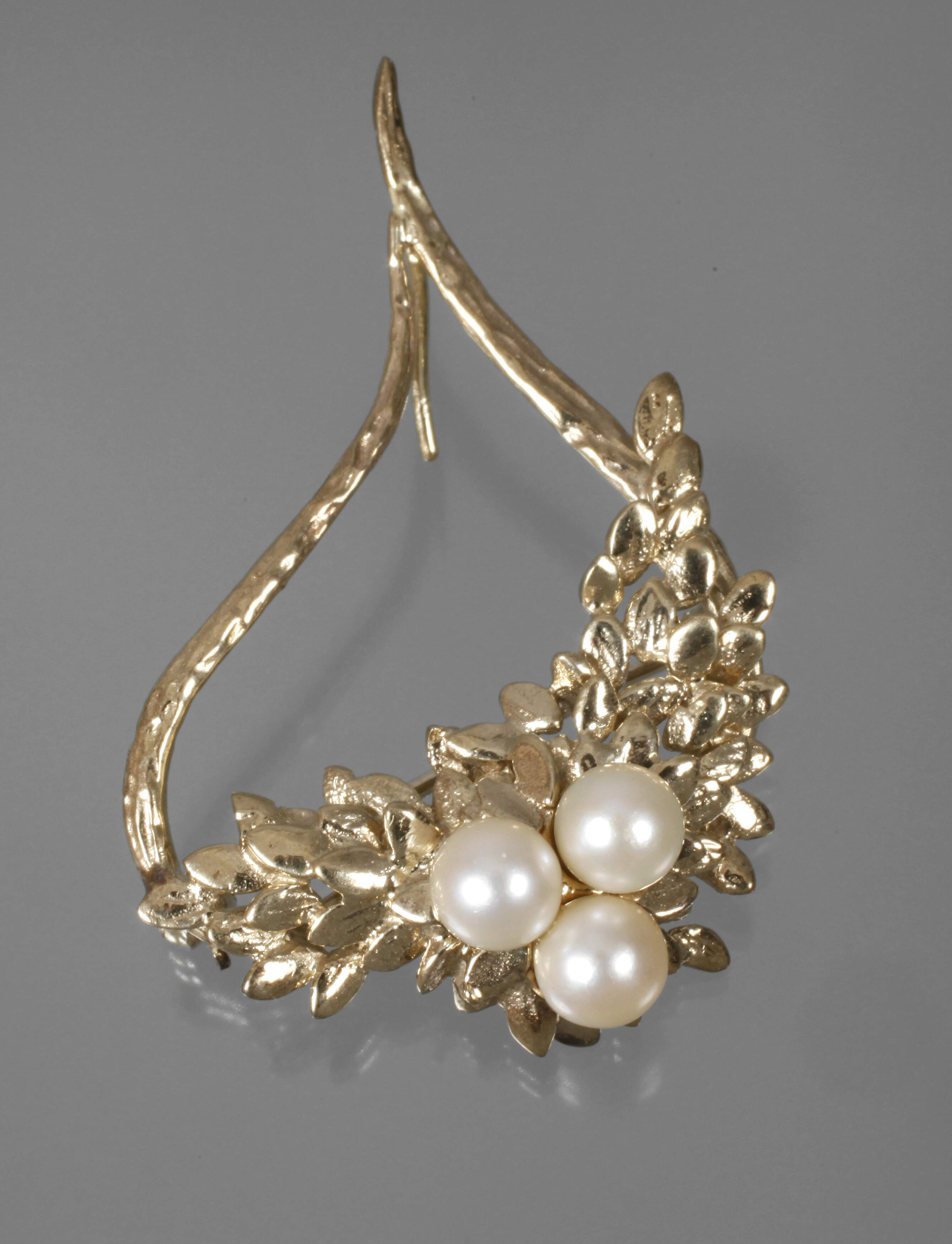 Brosche mit Perlen