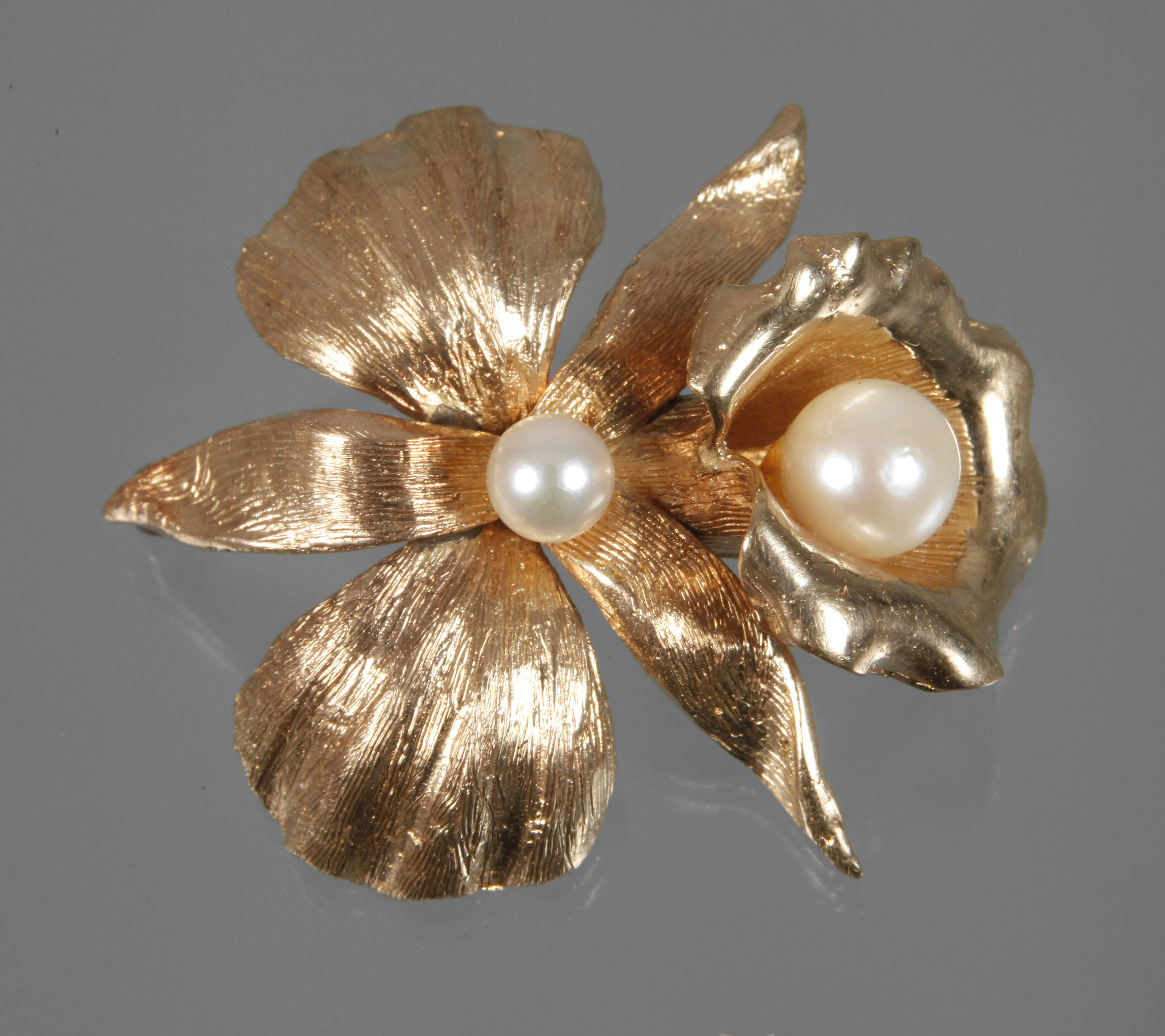 Blütenbrosche mit Perlbesatz