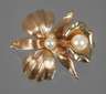 Blütenbrosche mit Perlbesatz