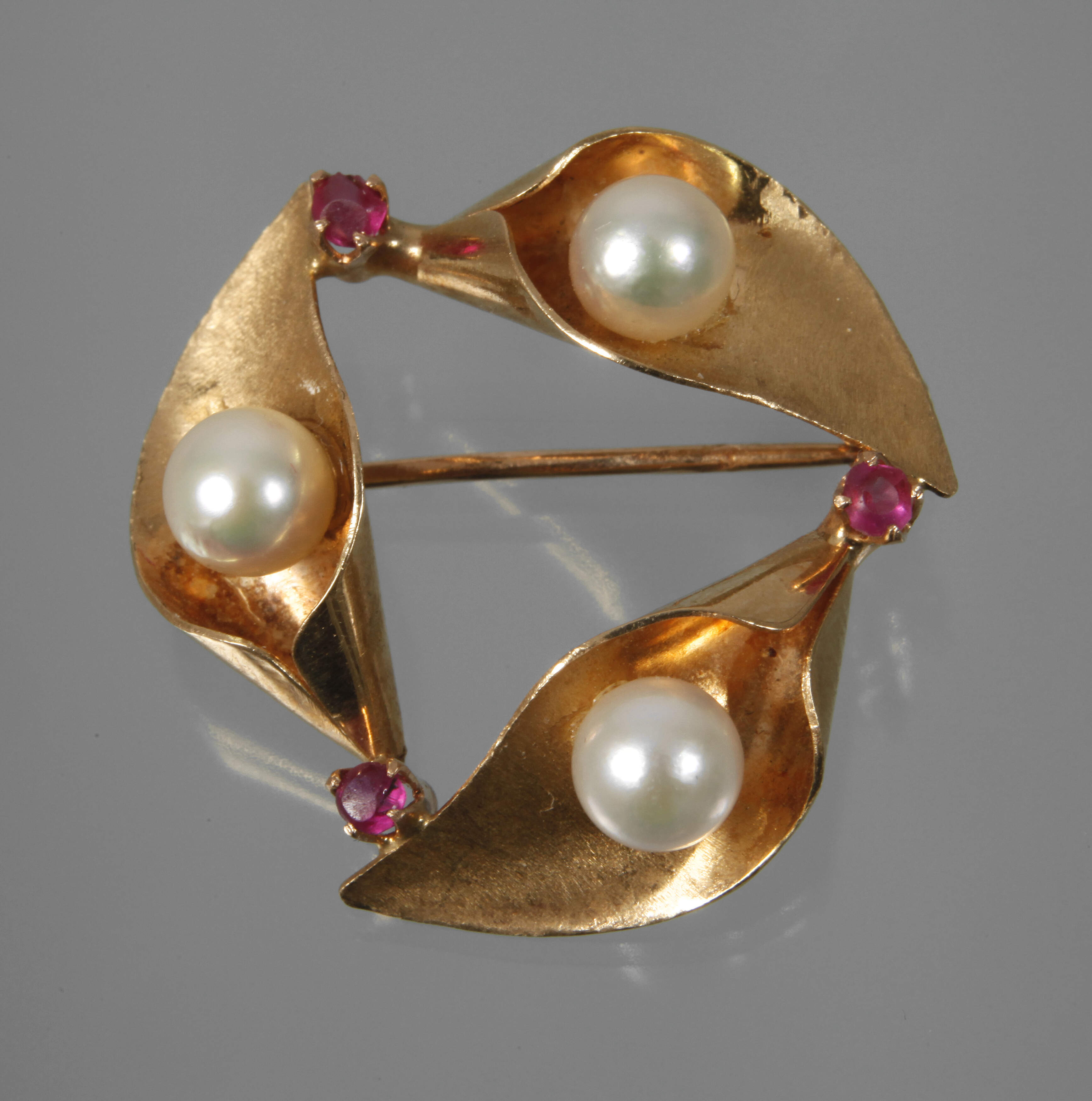 Brosche mit Rubinen und Perlen