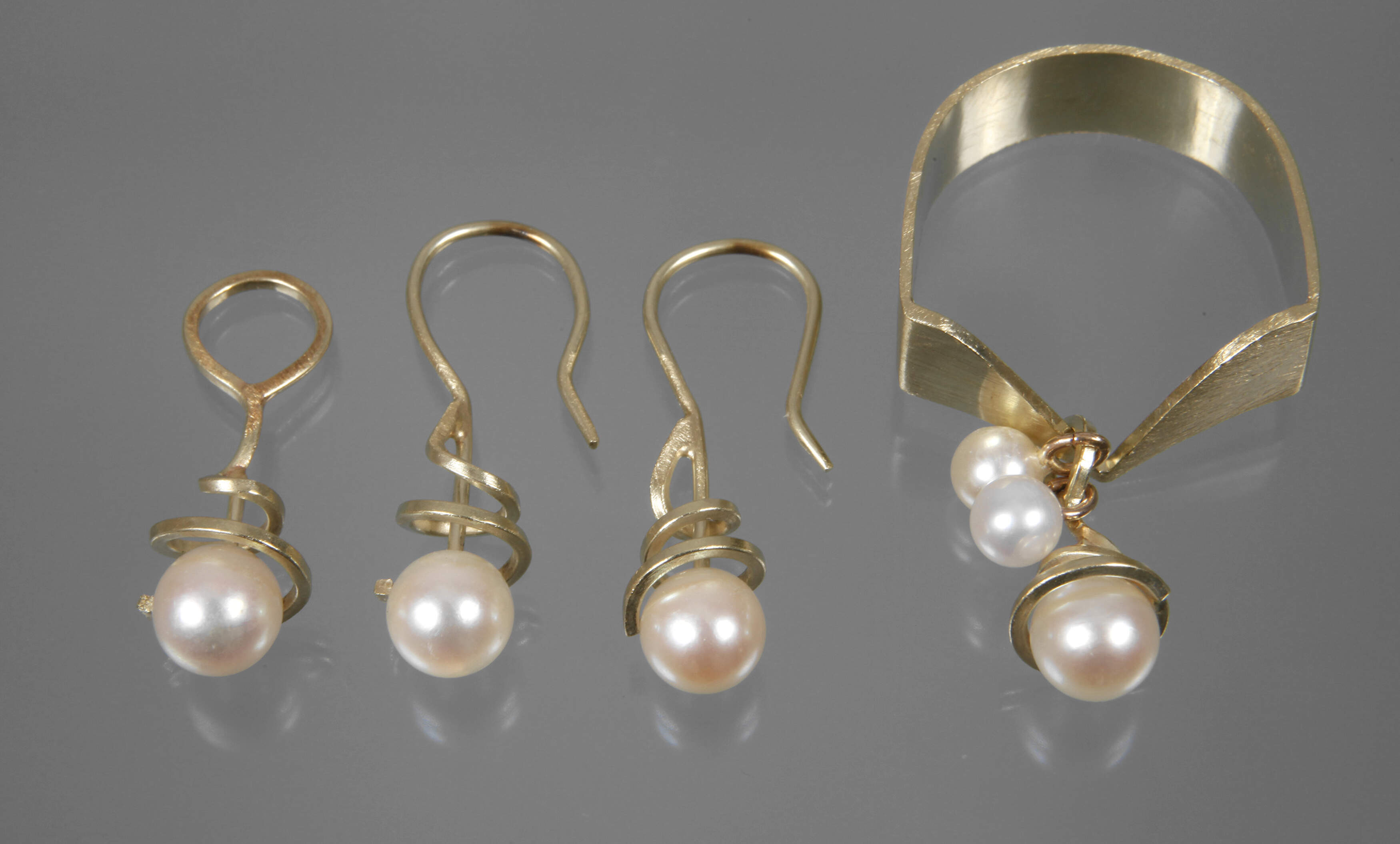 Moderne Schmuckgarnitur mit Perlen