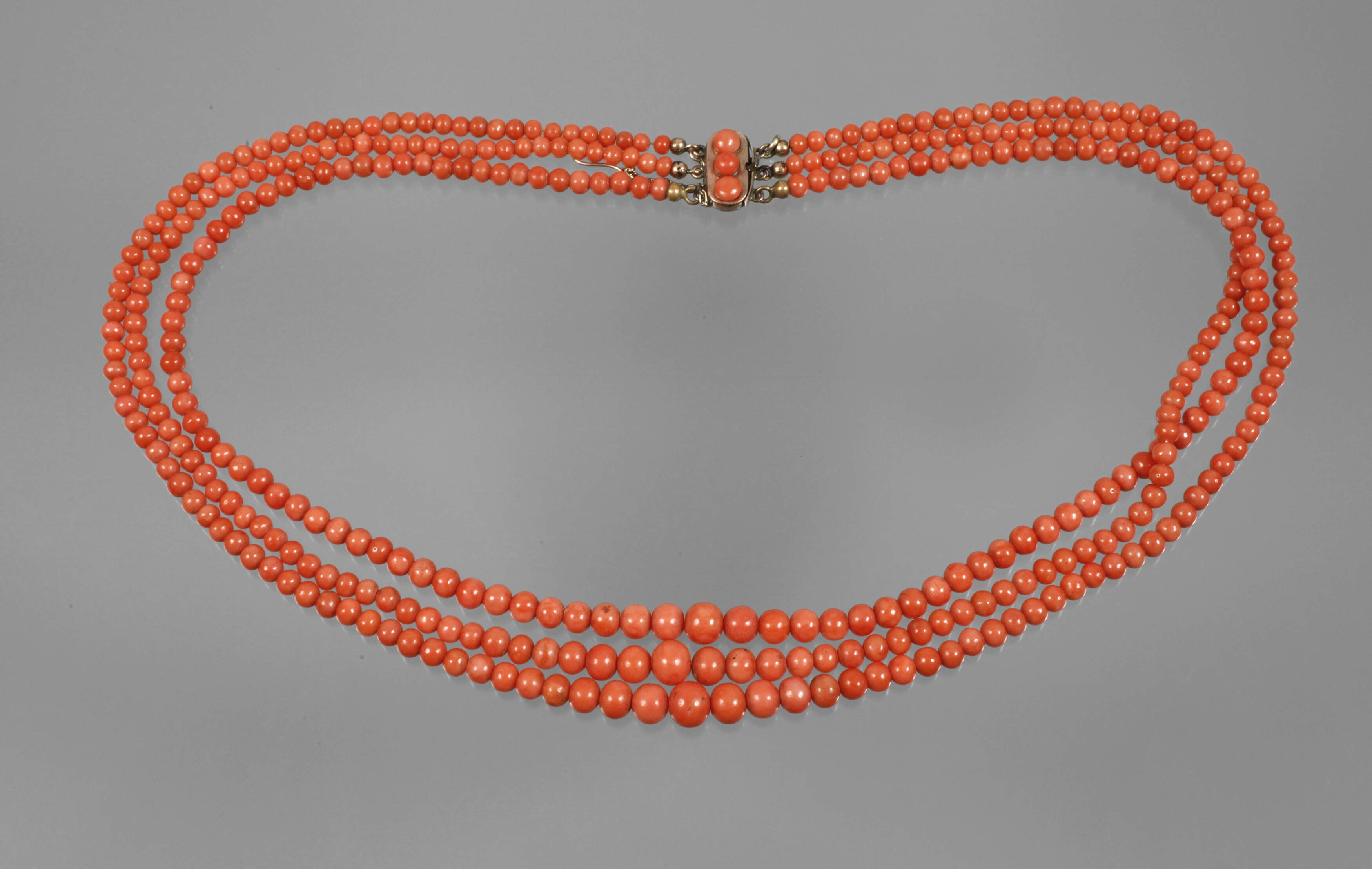 Dreireihiges Korallencollier