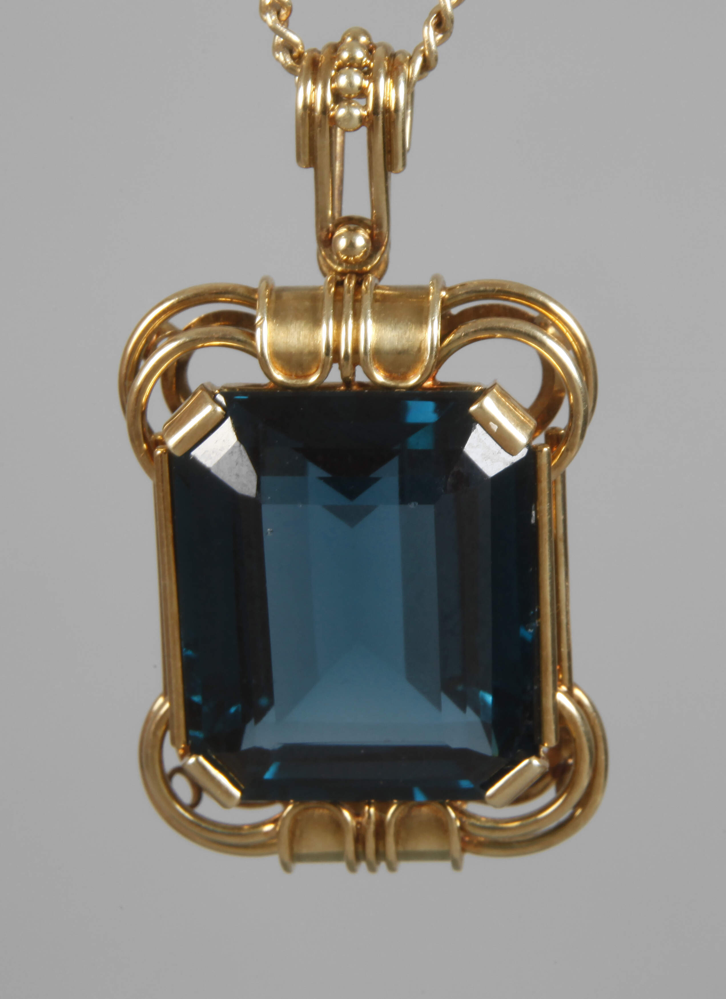 Anhänger mit Steinbesatz