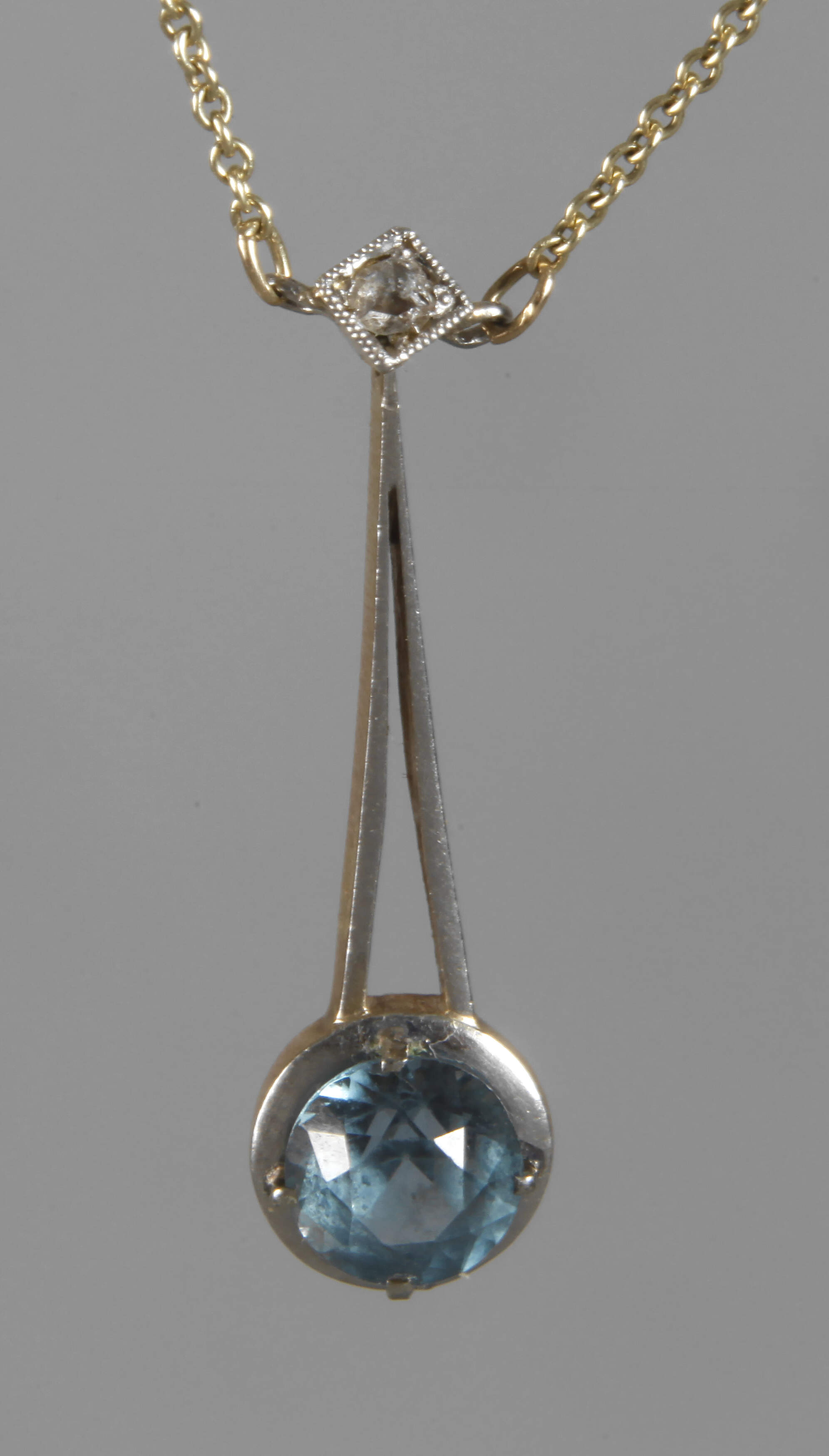 Collier mit Steinbesatz