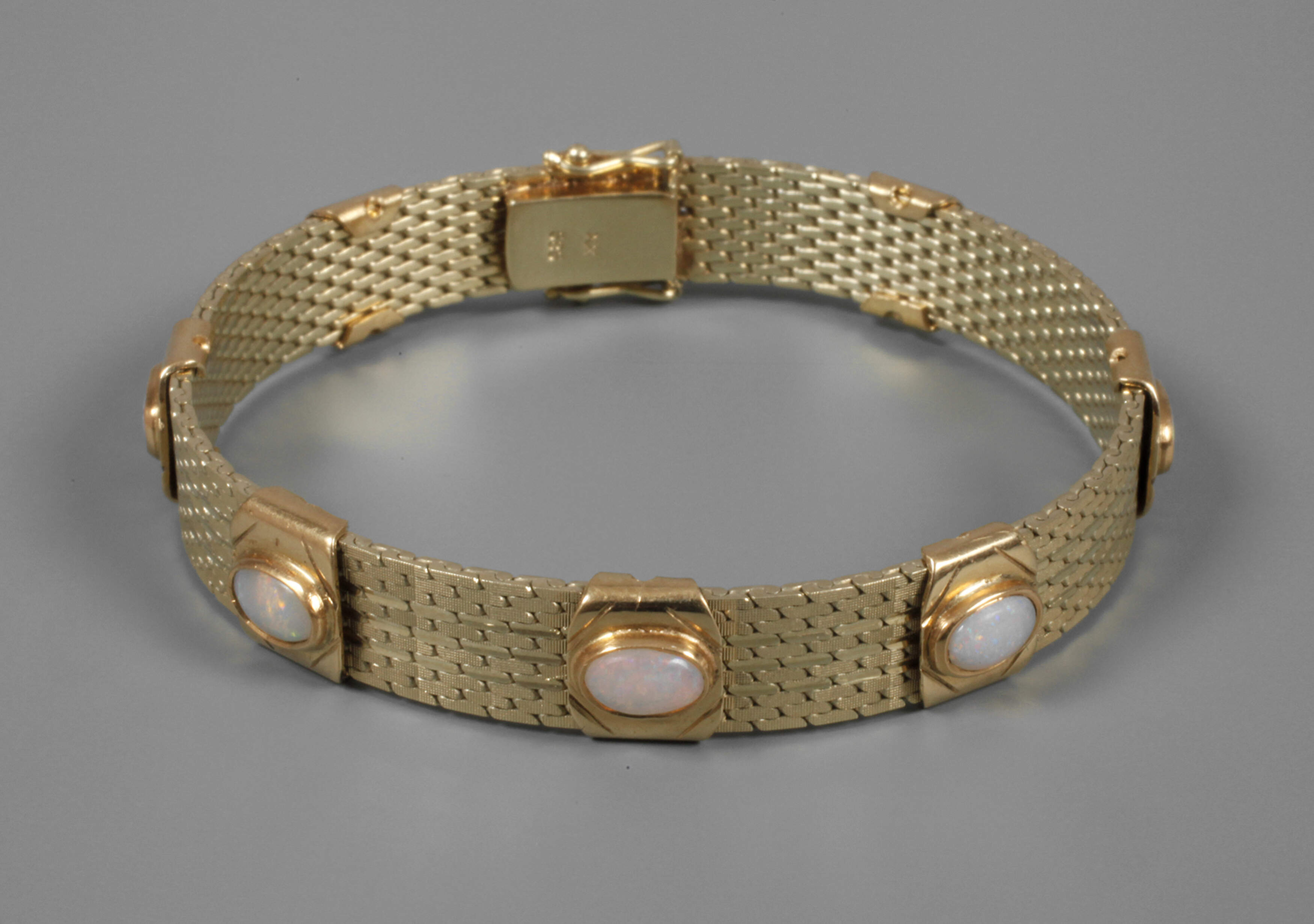 Armband mit Edelopalen