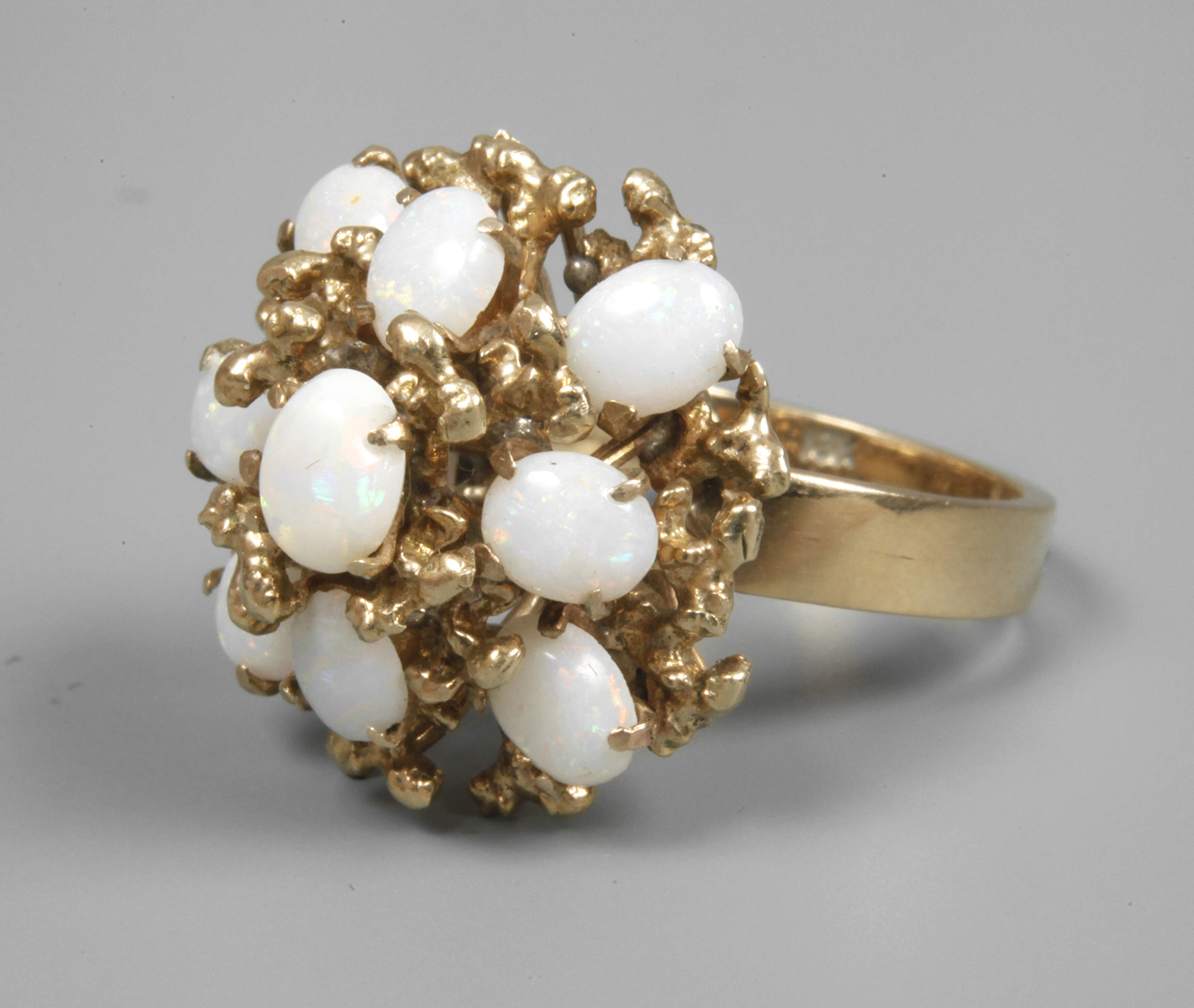 Damenring mit Edelopalen