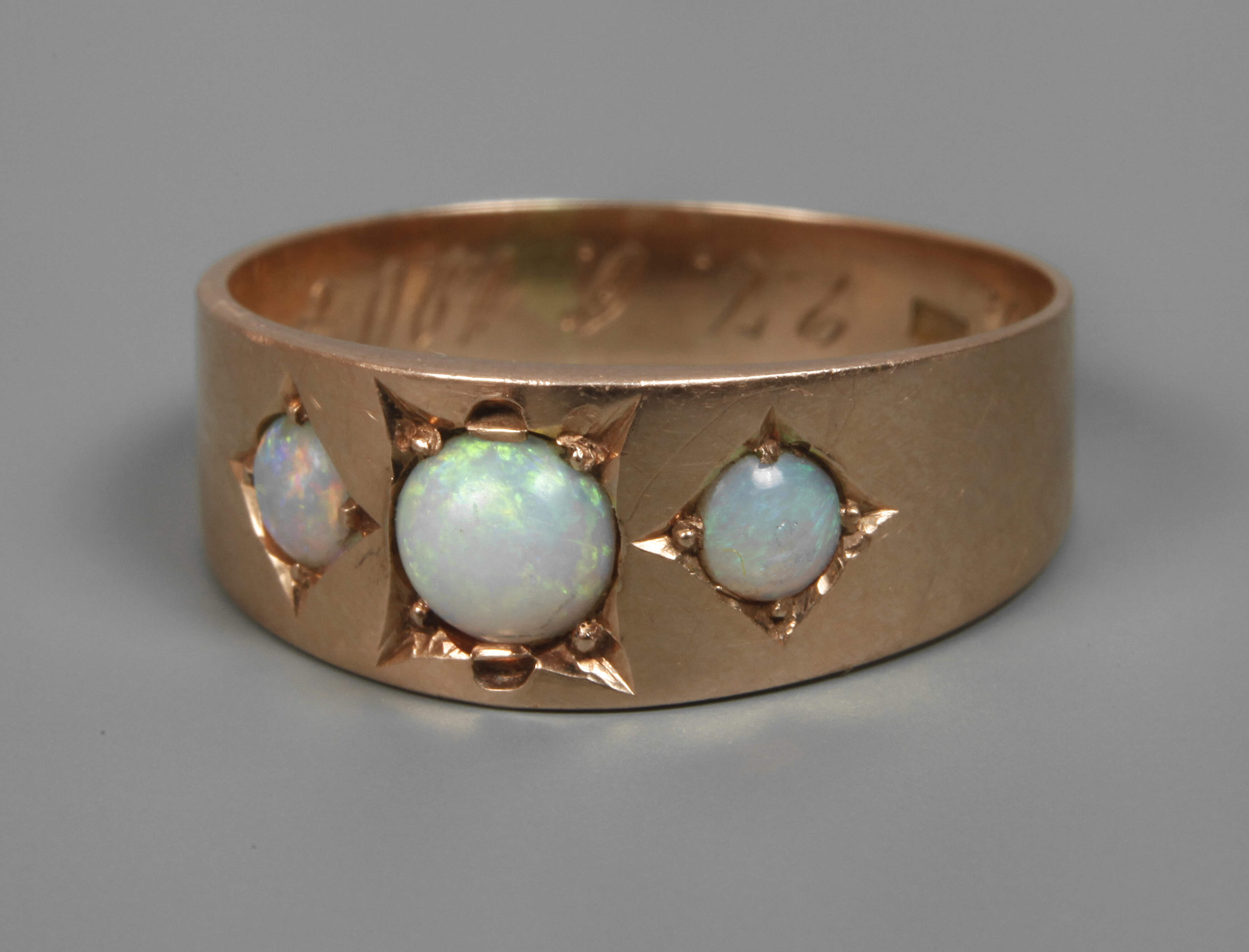 Damenring mit Edelopalen