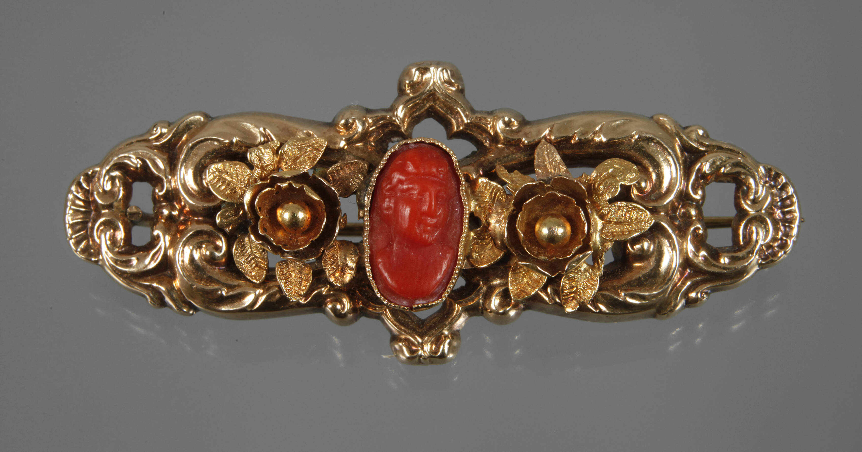 Historismusbrosche mit Koralle