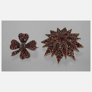 Zwei Granatbroschen