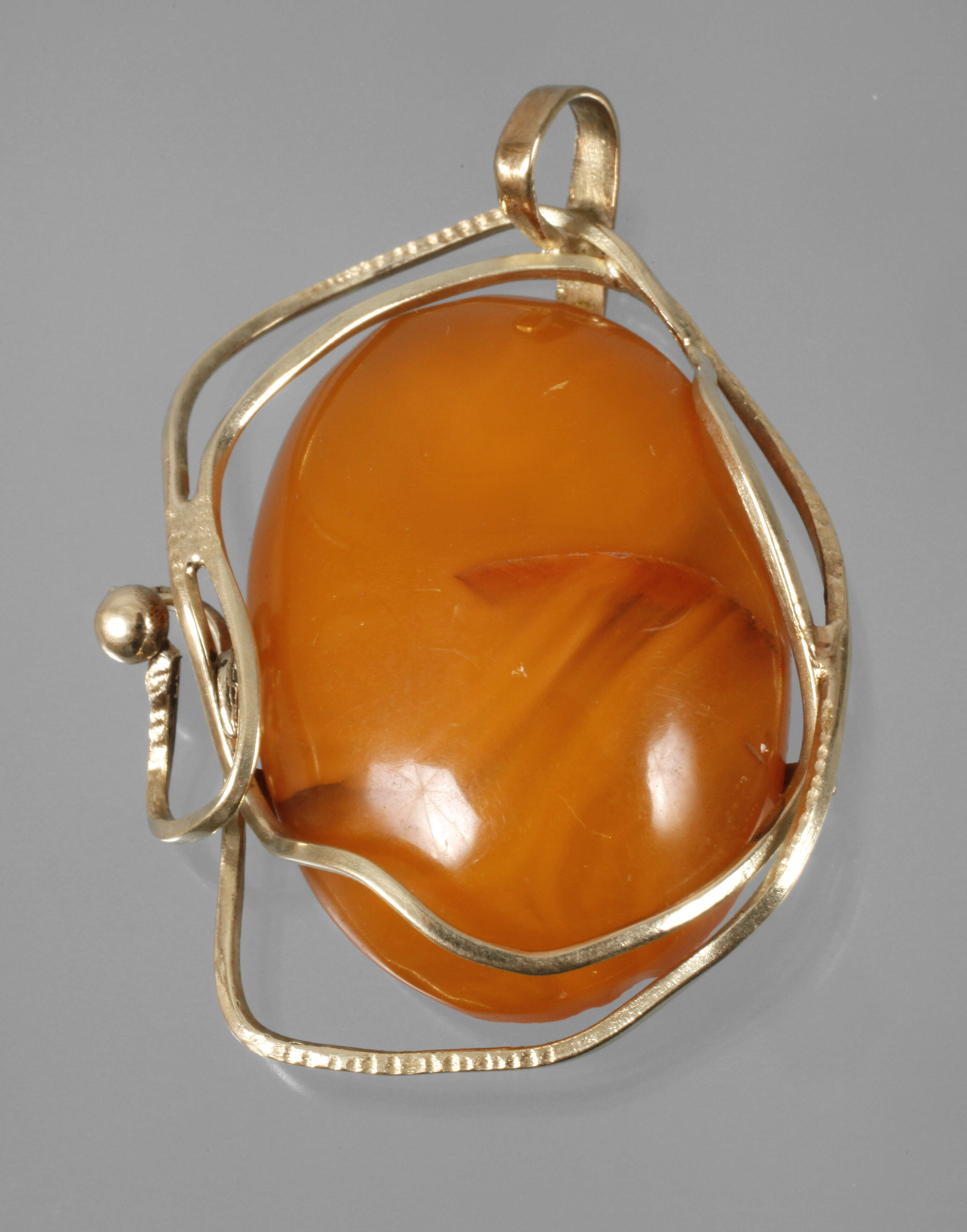 Anhänger mit Bernstein