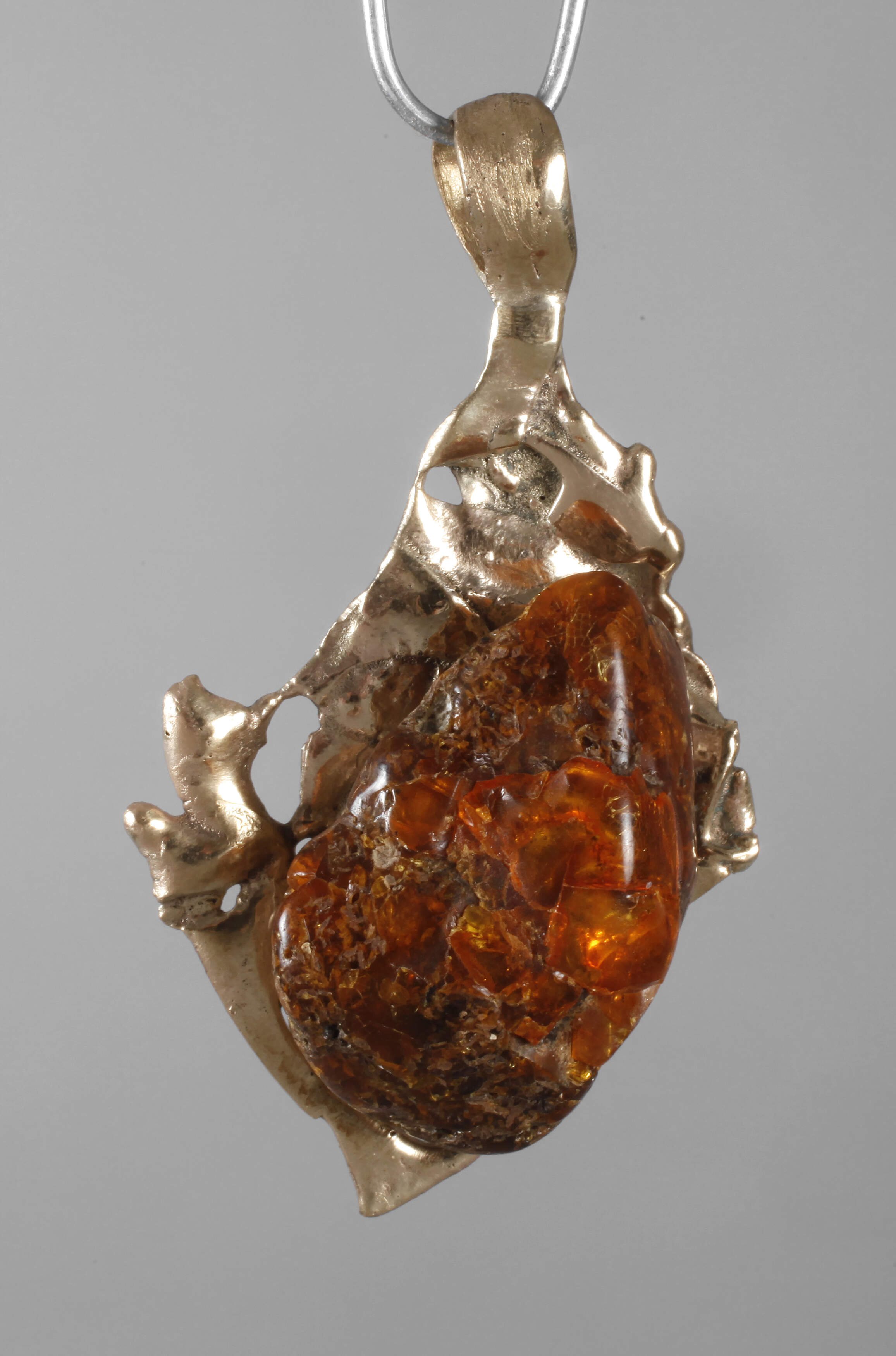 Anhänger mit Bernstein