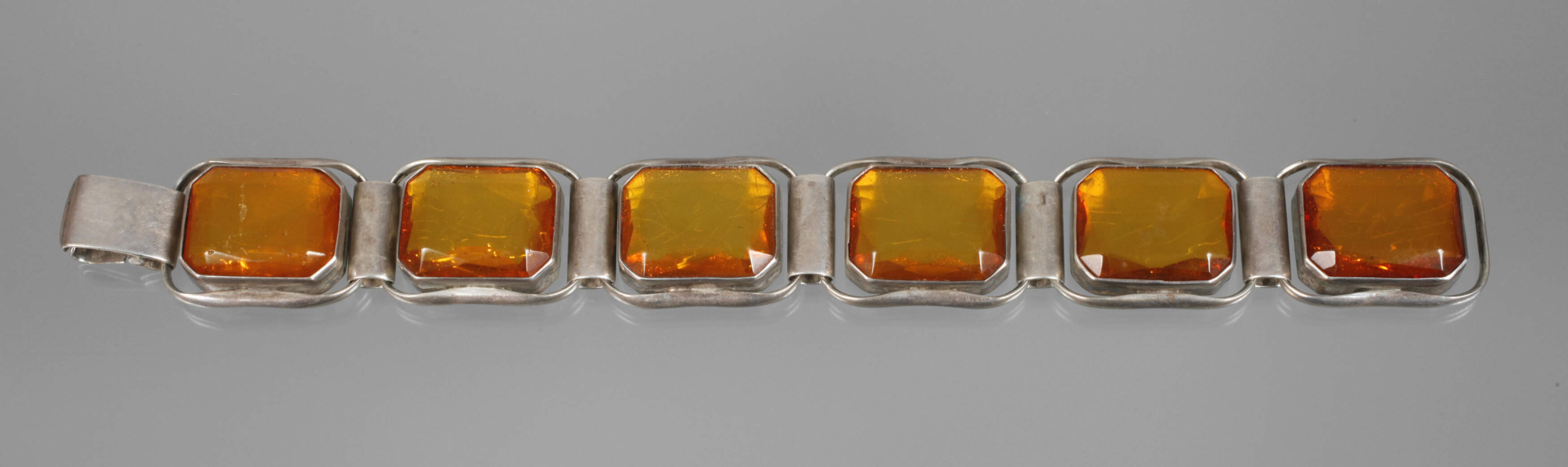 Armband mit Bernsteinen