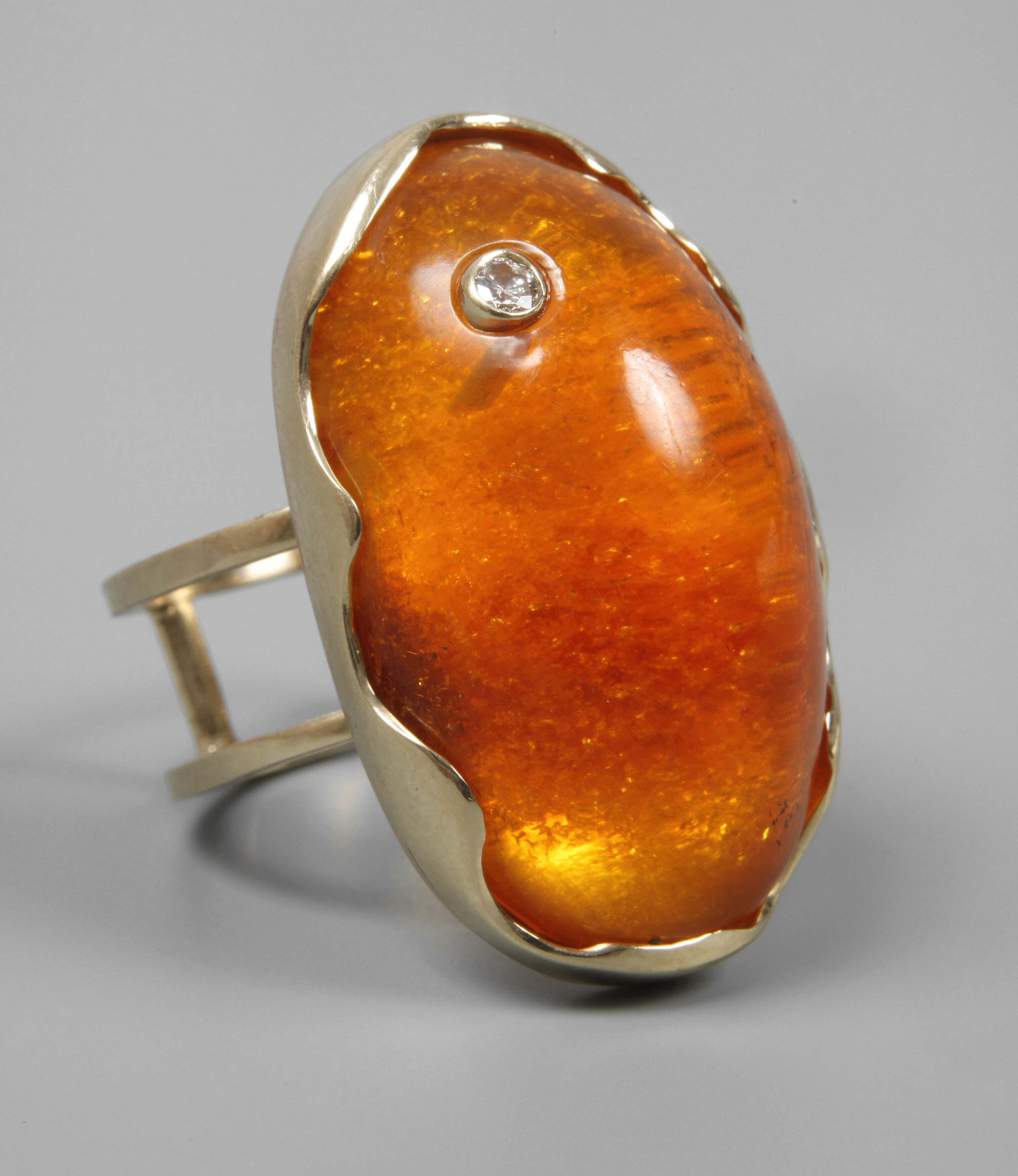 Damenring mit Bernstein und Steinbesatz