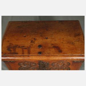 Kleine gotische Truhe