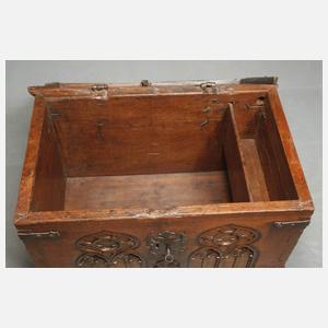 Kleine gotische Truhe