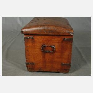 Kleine gotische Truhe