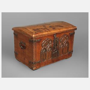 Kleine gotische Truhe
