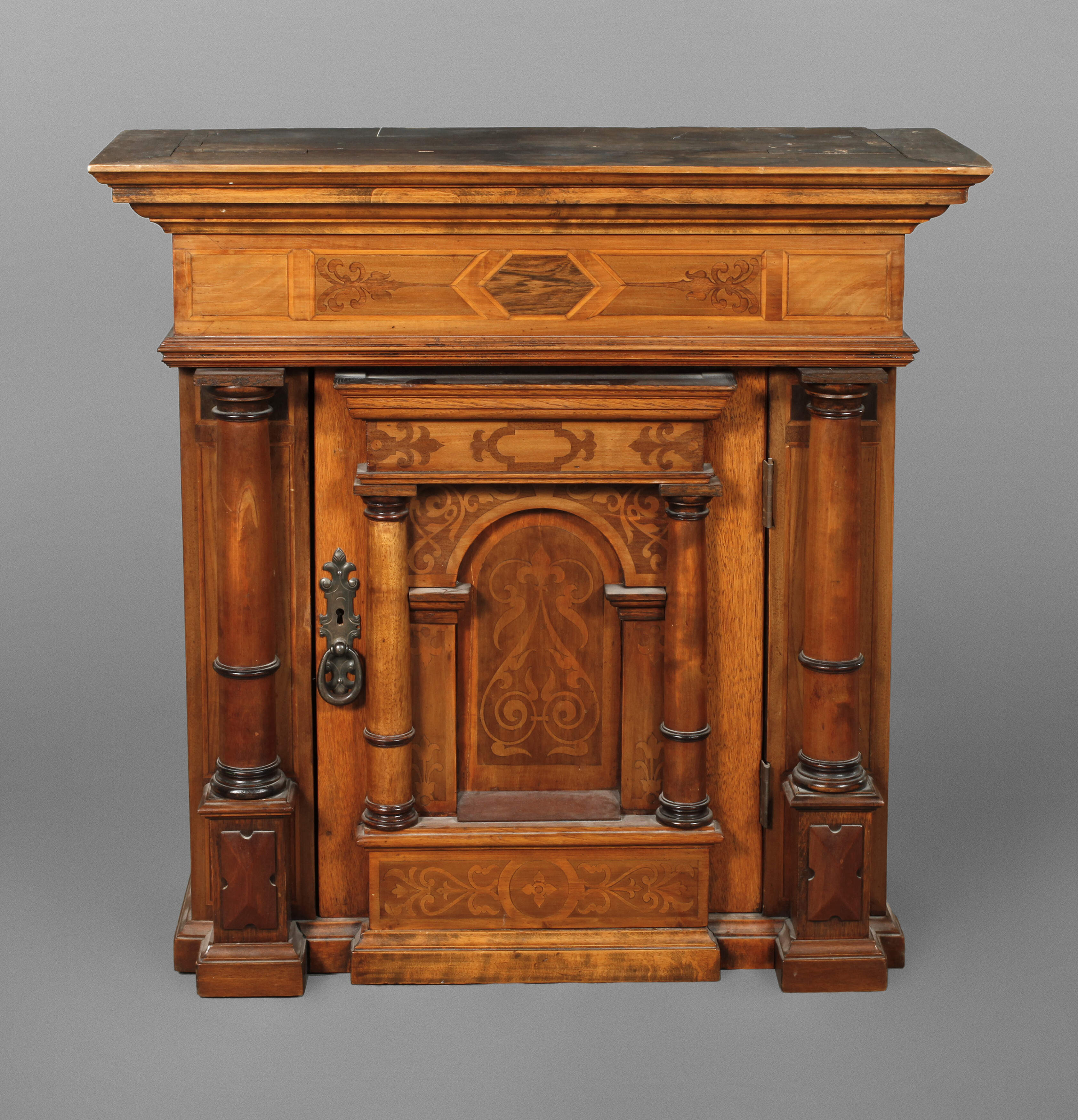 Wandschrank im Renaissancestil