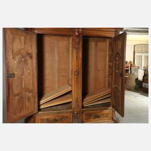 Großer Hallenschrank