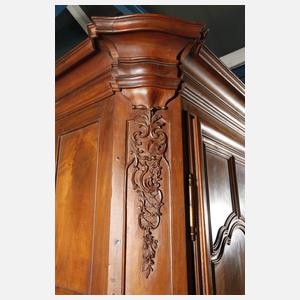 Großer Hallenschrank