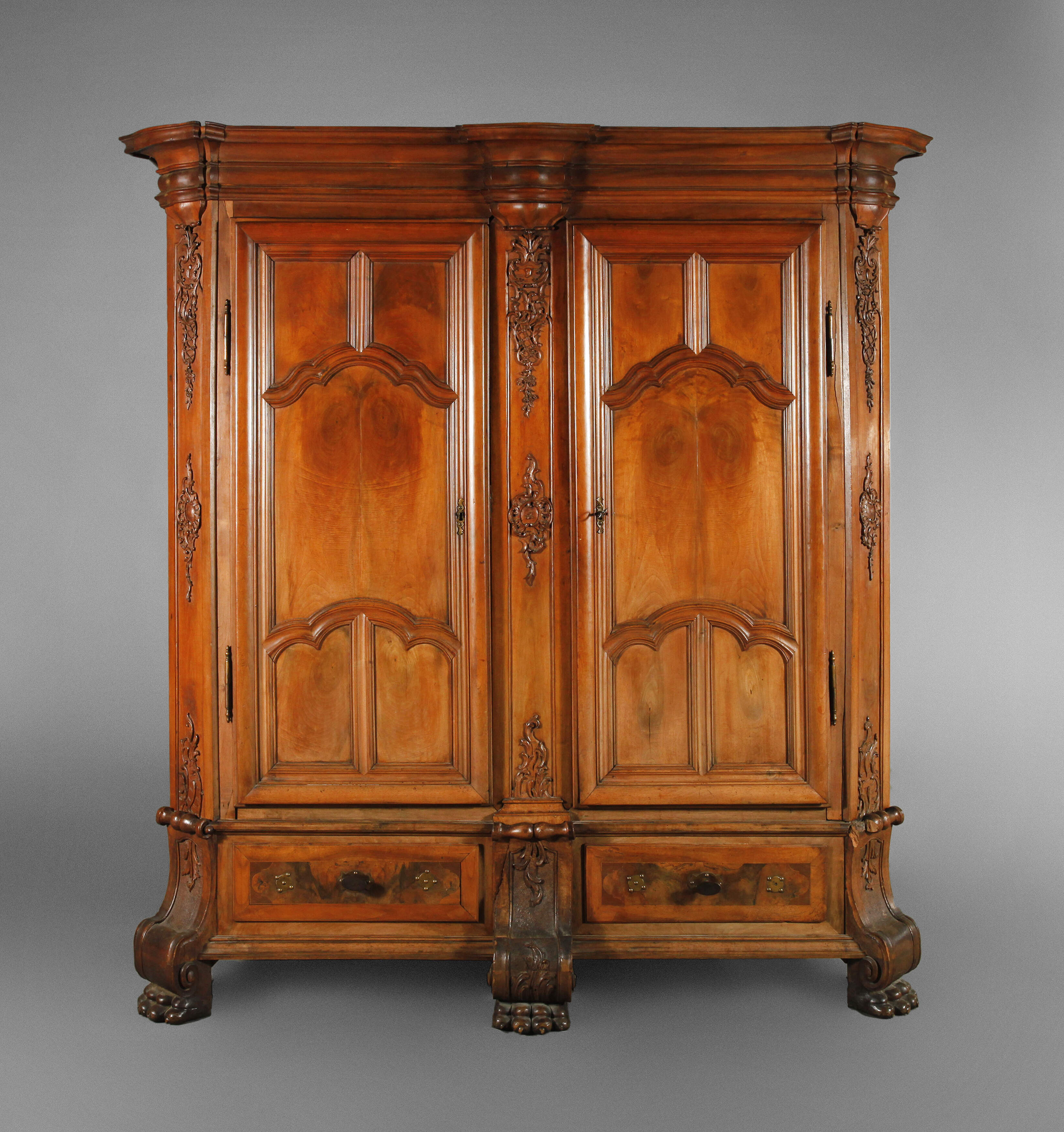 Großer Hallenschrank