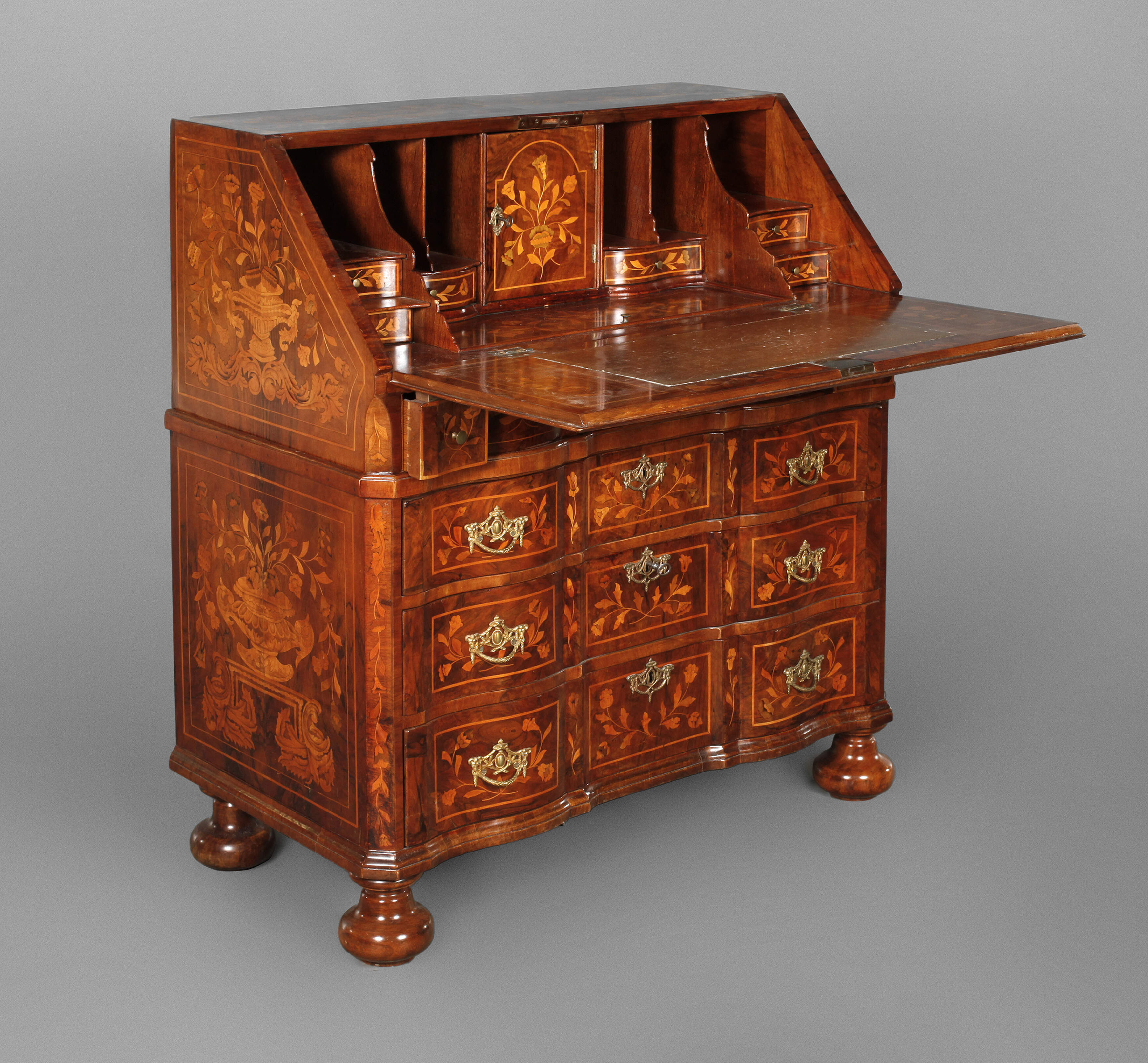 Intarsierter Schrägklappensekretär