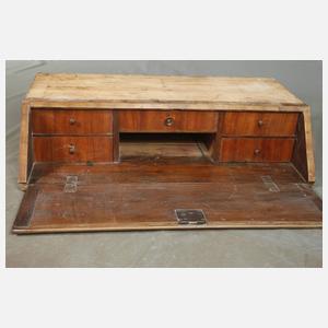 Zwei Teile eines Aufsatzmöbels