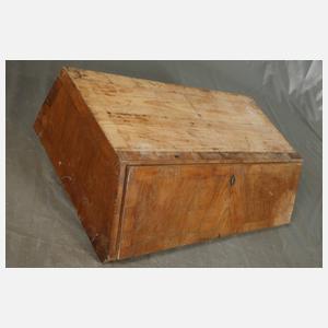 Zwei Teile eines Aufsatzmöbels