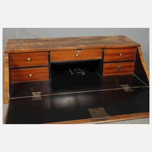 Zwei Teile eines Aufsatzmöbels