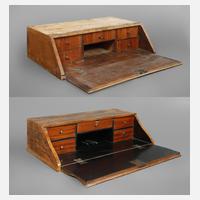 Zwei Teile eines Aufsatzmöbels111