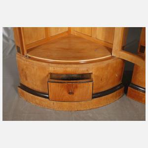 Paar große Eckvitrinen