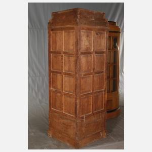 Paar große Eckvitrinen