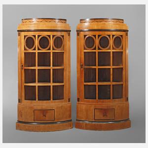 Paar große Eckvitrinen