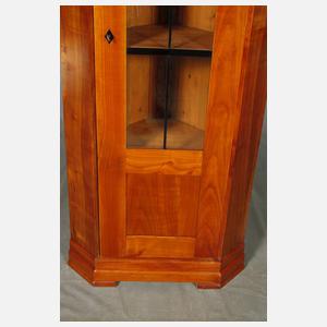 Biedermeier-Eckschrank