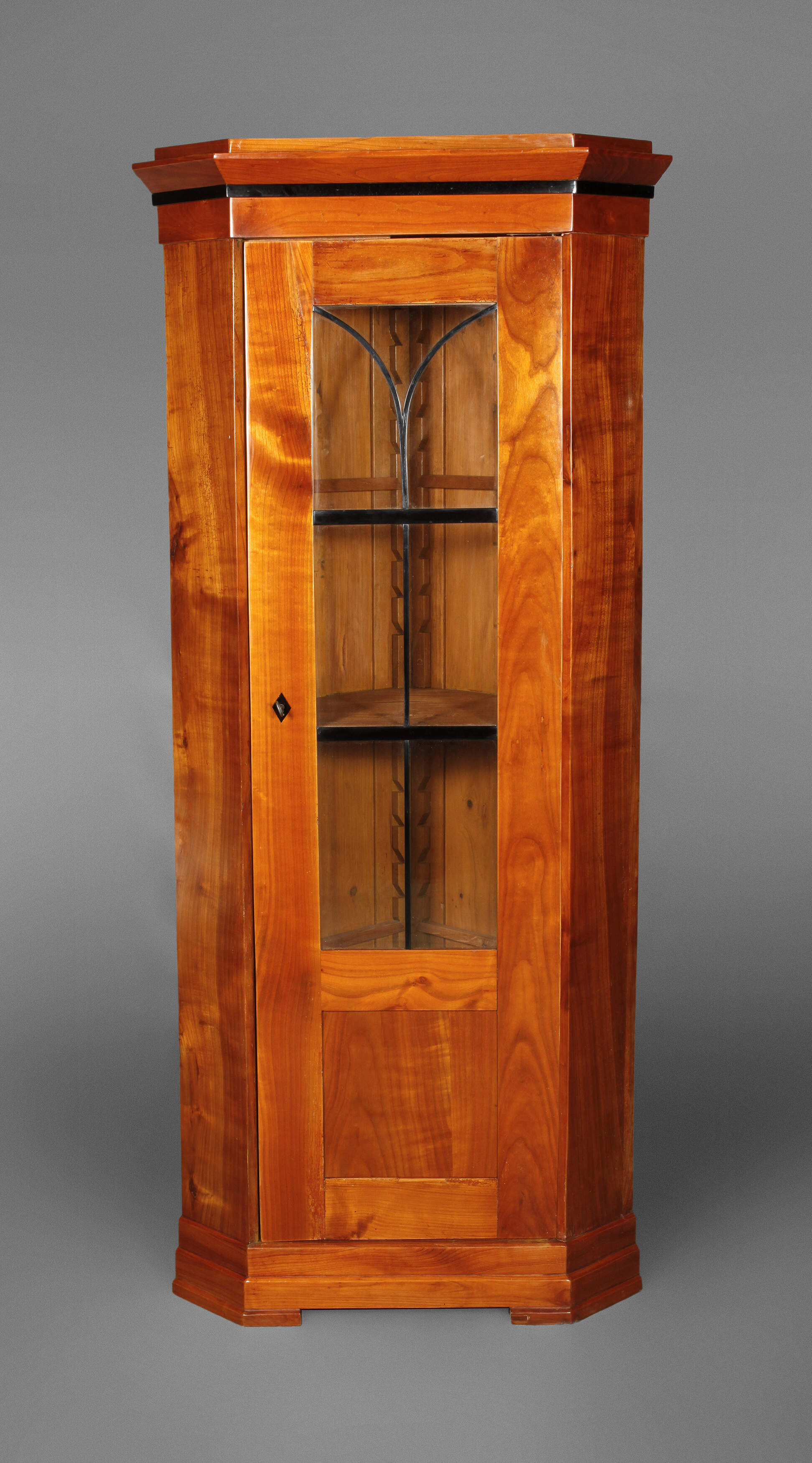 Biedermeier-Eckschrank