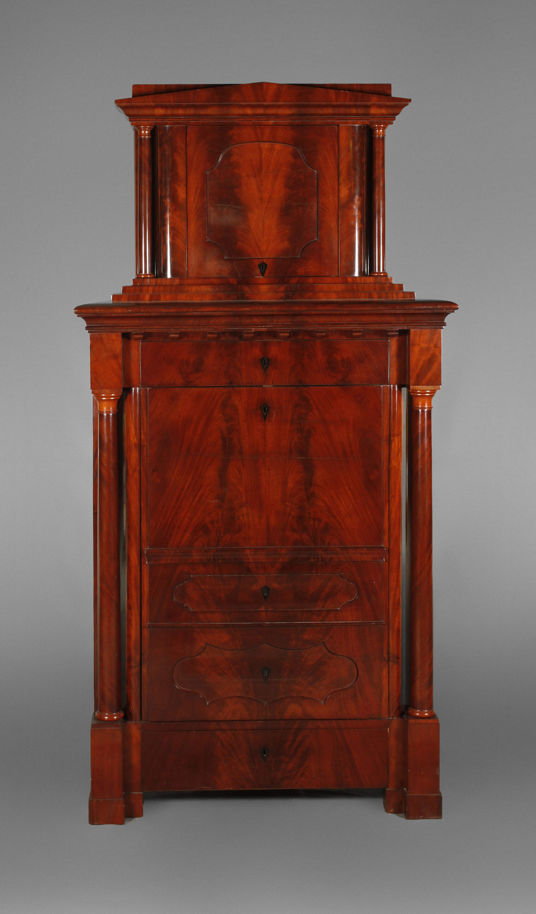 Seltener Biedermeier-Eckschrank