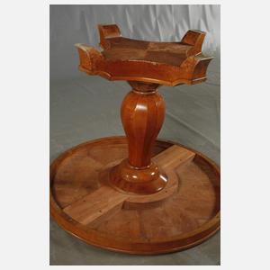 Tisch im Biedermeierstil