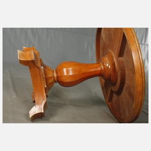 Tisch im Biedermeierstil