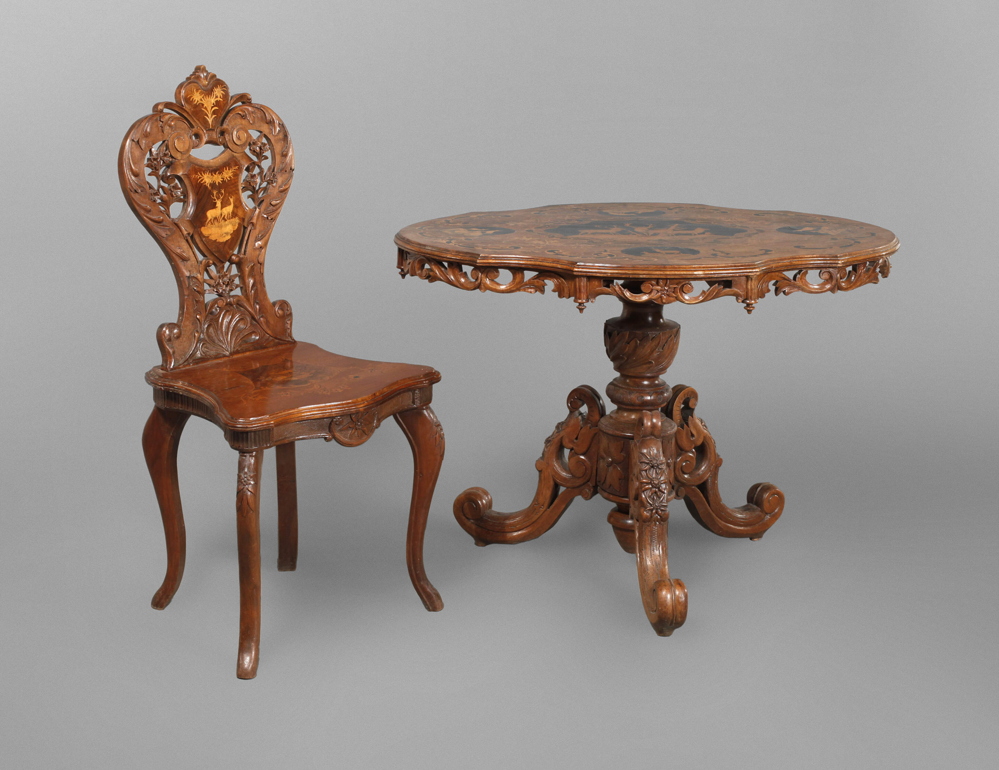 Tisch und Stuhl mit Jagdmotiven