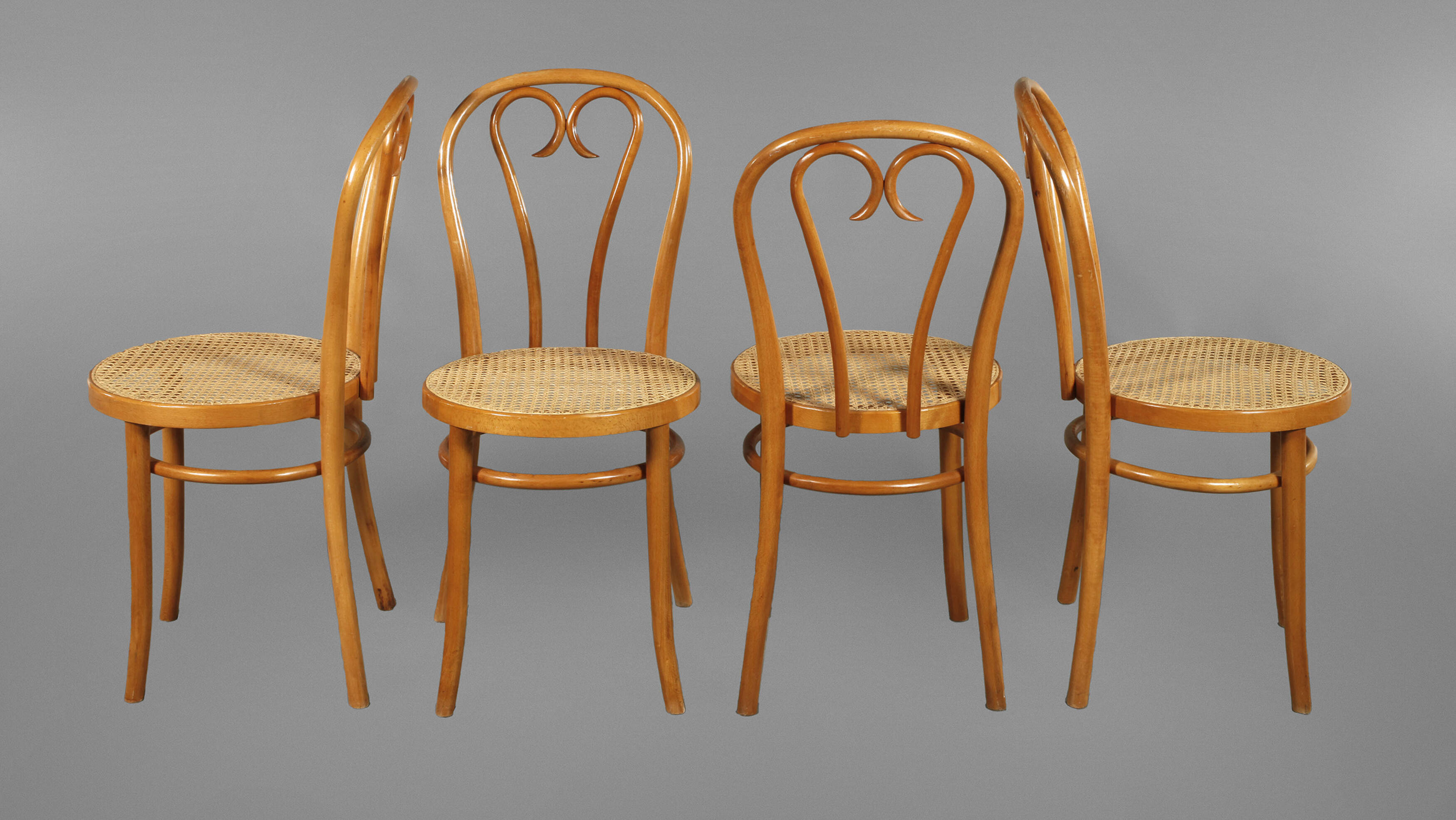 Vier Stühle Bugholz