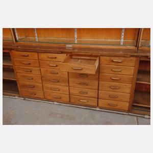 Große Ladeneinrichtung