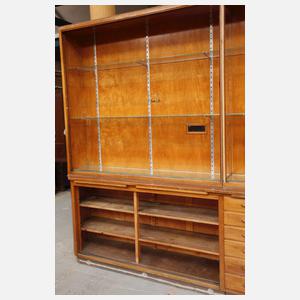 Große Ladeneinrichtung